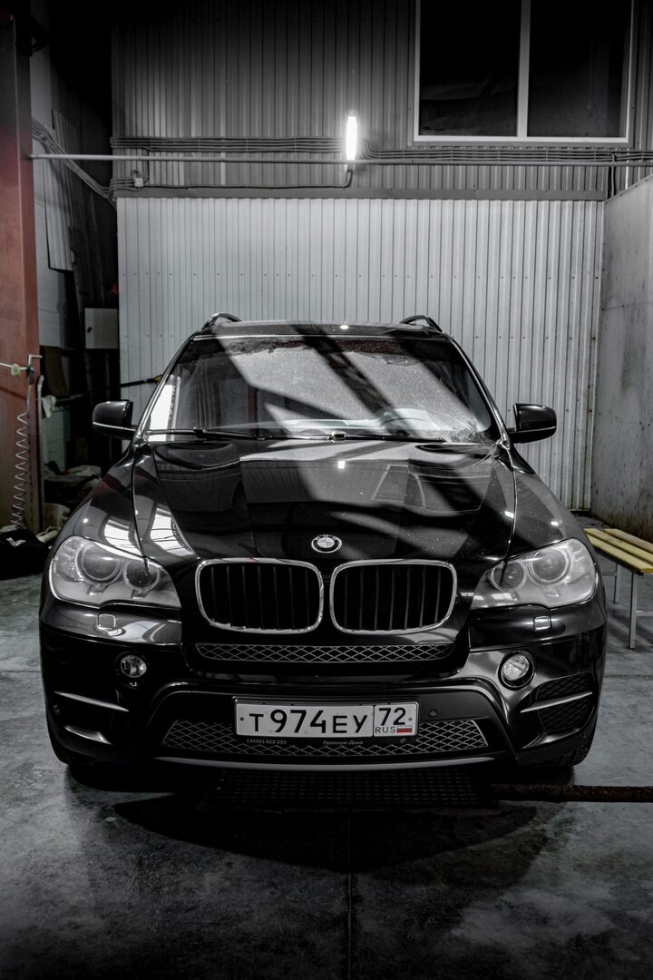 После 2003-го года почти все немецкие бренды перешли на новое поколение лакового покрытия автомобилей. В него стали добавлять частички керамики для того чтобы лак лучше блестел и был менее подвержен воздействию окружающей среды и ультрафиолетовых лучей (Фото сделано автором)