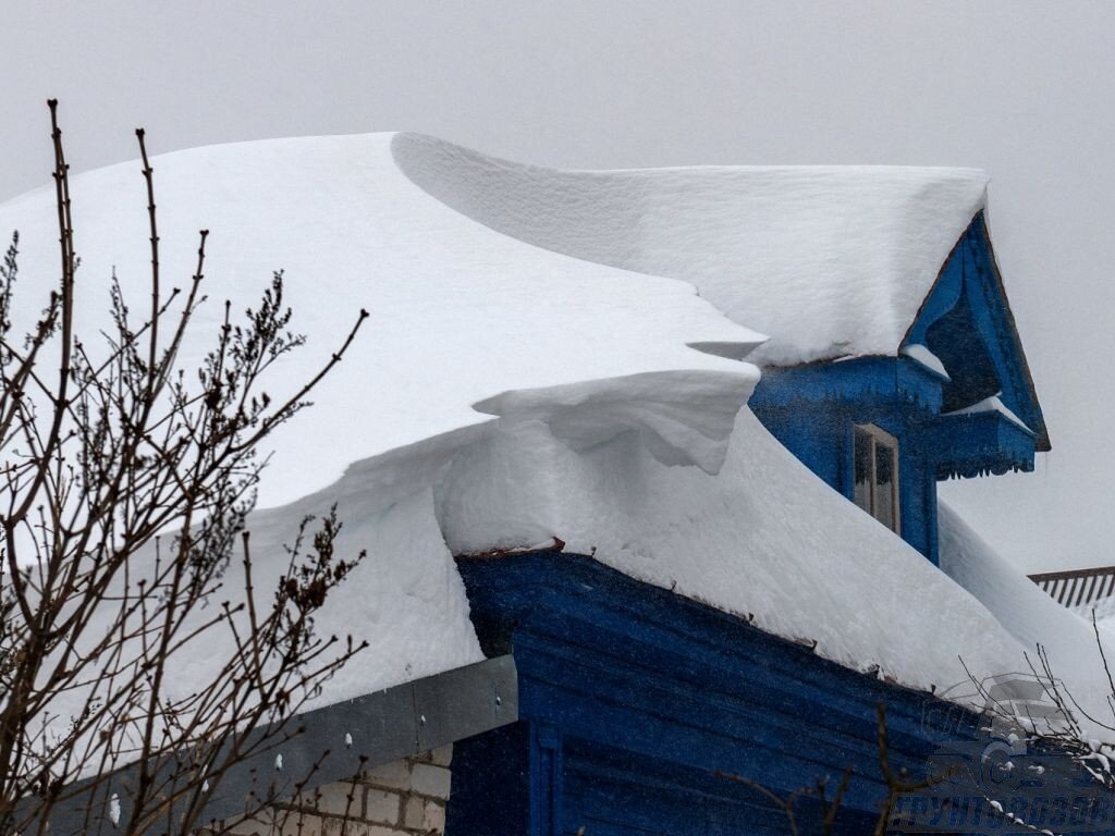 Несмотря на кажущееся ощущение, что снег – очень легкий материал, он легко может повредить крышу своим весом и высокой плотностью