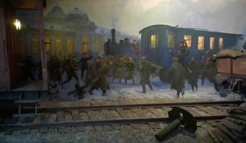 Солдаты бегут к вагону Н.Н. Духонина