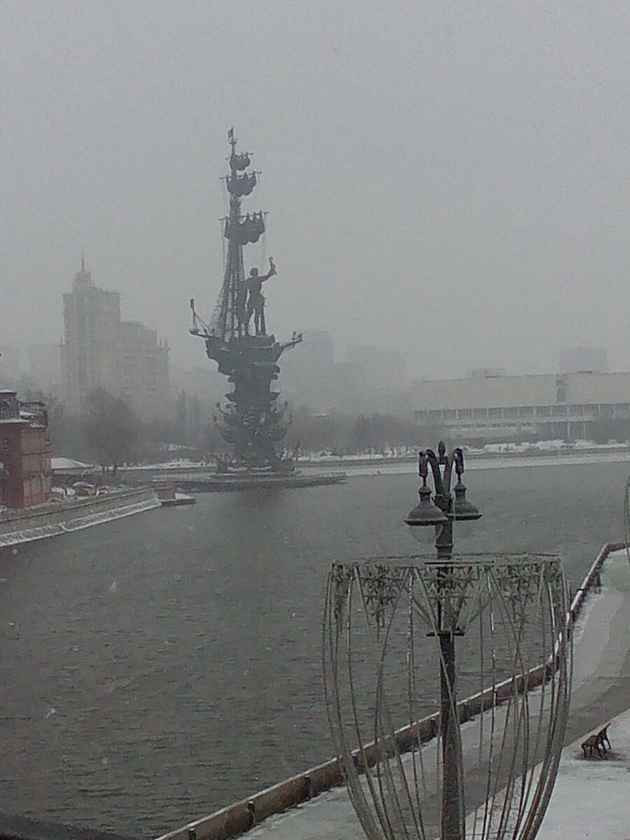 Памятник Петру Великому (Петру I). Монумент «Дружба народов». В 1983 году в честь 200-летия воссоединения Грузии с Россией в Москве