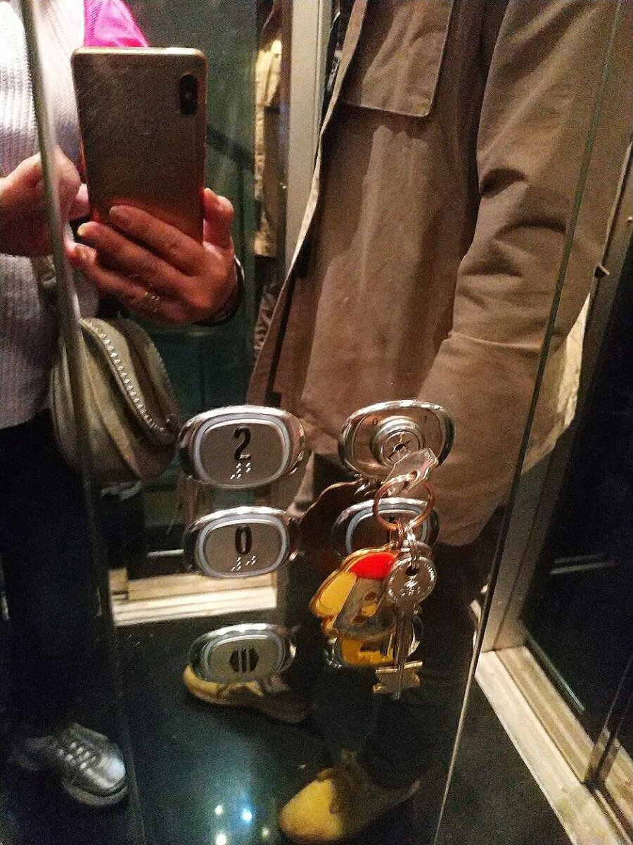 
Фото действительно сделано в лифте одного из домов в центре Милана. Для чего же, спрашивается, ключ? А чтобы не просочился враг)
Если не вставить ключ в нужное отверстие, то лифт не поедет. А другого пути к квартирам нет. 
Такое практикуют и в некоторых гостиницах (мини, расположенных в старом фонде).
Поэтому при заселении нам выдали целую связку ключей: от квартиры, от лифта, от ворот )