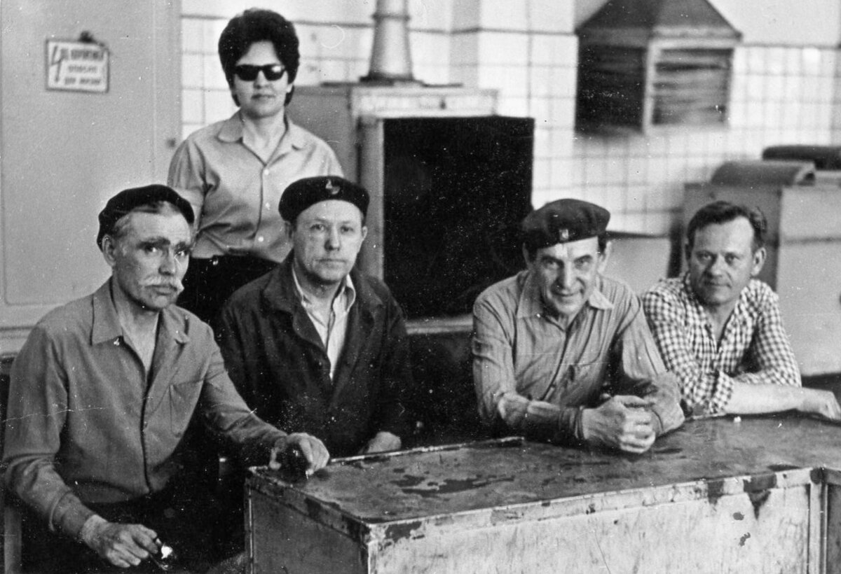 Советские рабочие во время небольшого отдыха.