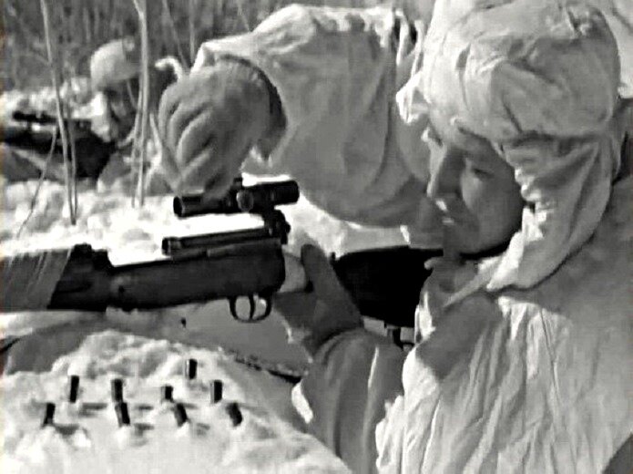 Снайпер Михаил Сурков с винтовкой СВТ