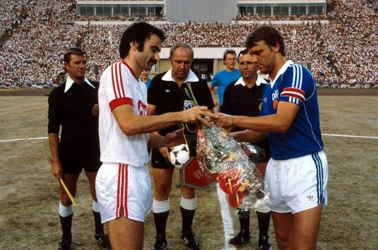 Капитаны команд Александр Чивадзе и Рюдигер Шнупхазе.