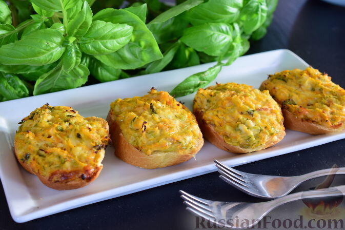 хлеб, кабачки, морковь, сыр твёрдый, чеснок, сметана, горчица, соль, перец чёрный молотый