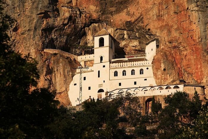 Знаменитый Острожский монастырь, где покоятся мощи святого Василия. Источник: http://www.krasnoslobodsk-eparhia.ru/home/obshchetserkovnye-novosti/7000-zhitie-i-chudesa-svyatitelya-vasiliya-ostrozhskogo-mitropolita-zakholmsko-gertsegovinskogo.html