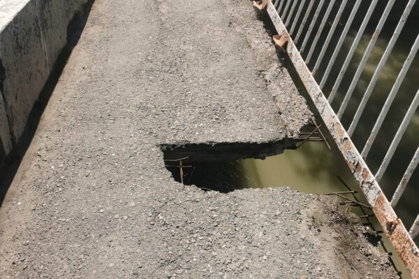 Дыра, в которую провалились мужчина и ребёнок. Фото © СУ СК РФ по Краснодарскому краю