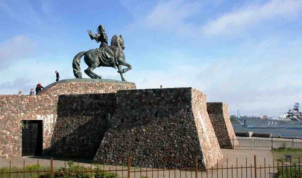 Памятник елизавете в балтийске фото
