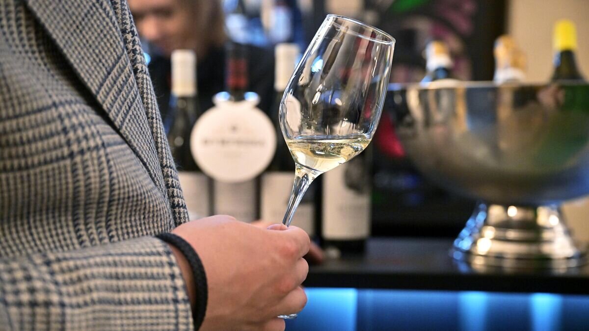    Мужчина дегустирует вино на первом Российском винодельческом форуме в Москве© РИА Новости / Илья Питалев