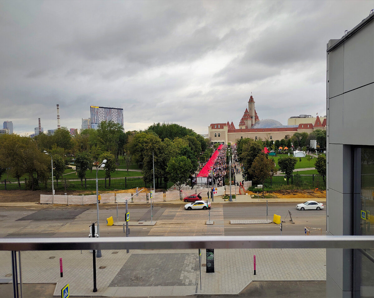 Вид на Остров Мечты с Южного речного вокзала. Видно как там много народа