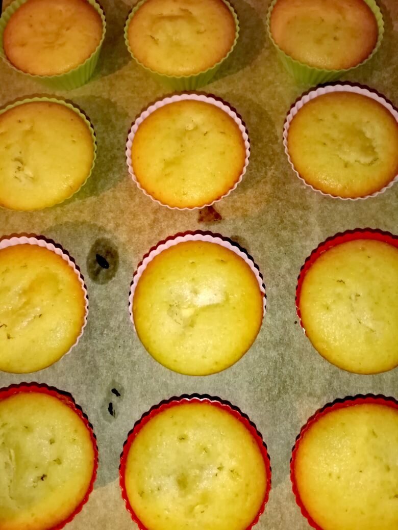 Вот они в силиконовых формочках. На противень стелю пергамент, чтобы потом не мыть, если капнуло и пригорело, а чисто косметически всполоснуть.