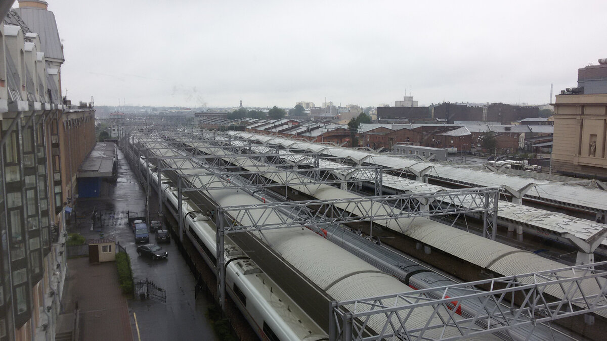 Внизу поезда Сапсан