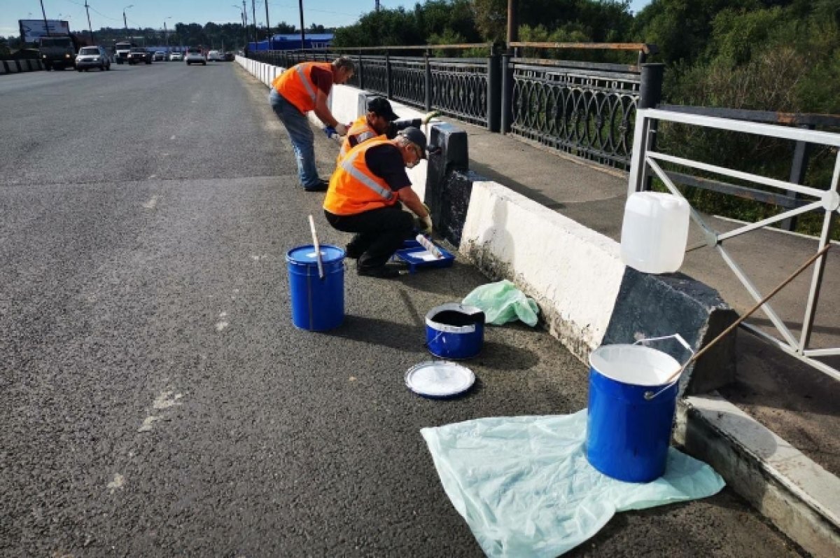    Ограждения на мостах и путепроводах начали перекрашивать в Иркутске