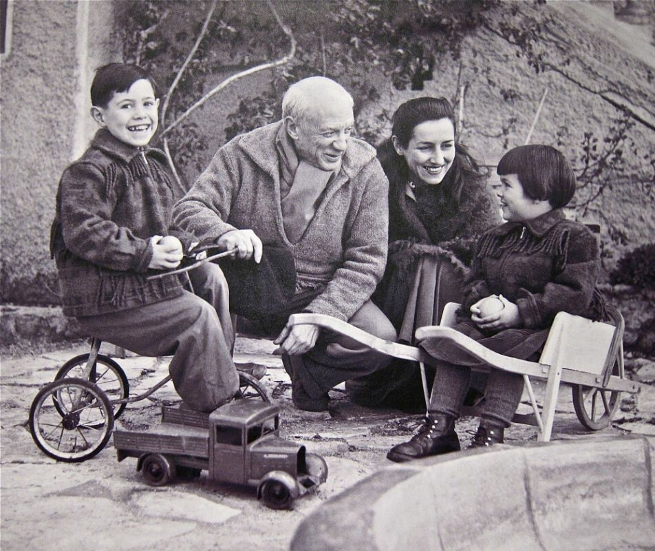 Пикассо и Франсуаза с детьми - Клодом и Паломой