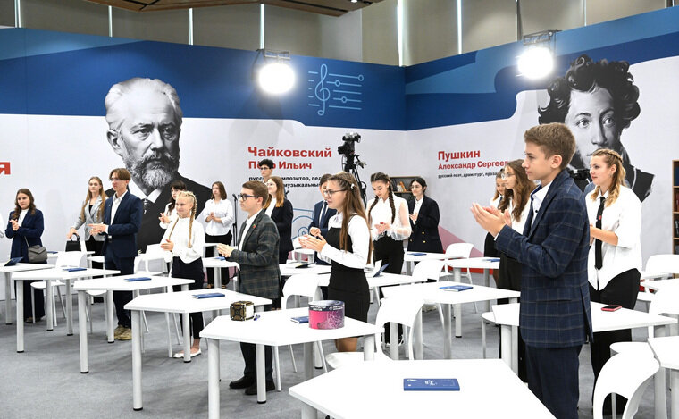    На открытый урок, который провел президент Владимир Путин, были приглашены 30 талантливых школьников из разных регионов России