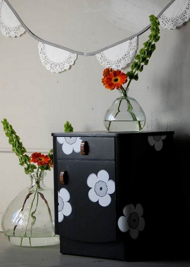 Старый комод обновлен при помощи декупажа