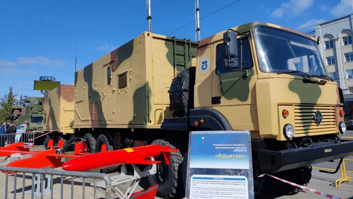     На Центральной площади Ижевска днем 19 сентября, в День оружейника, выставили образцы военной техники. Фотографии разместила на своих страницах в соцсетях депутат Госдумы России от Удмуртии Лариса Буранова.