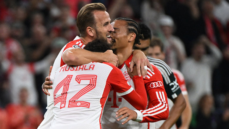    Джамал Мусиала, Харри Кейн и Лерой Сане празднуют забитый гол. Reuters