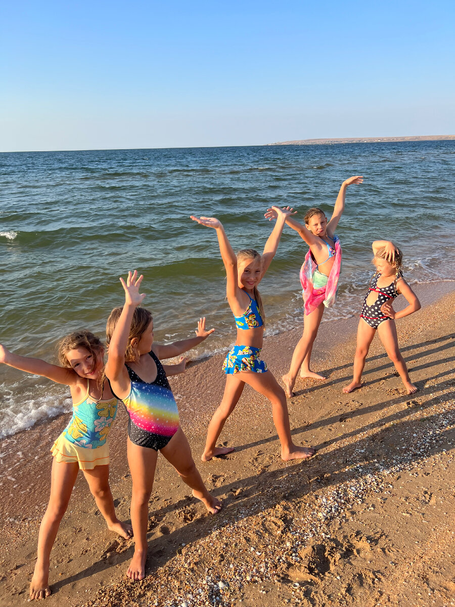 Это наш женский батальон на море, чем еще заняться в ожидании чуда))