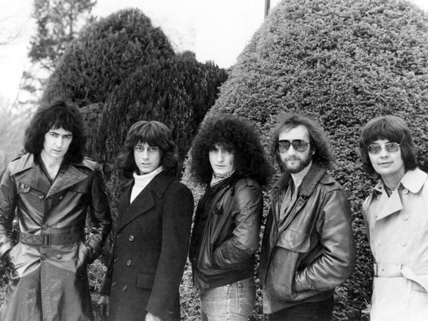 Слева направо: Ричи Блэкмор (гитара), Джо Линн Тёрнер (вокал), Бобби Рондинелли (ударные), Роджер Гловер (бас), Дон Эйри (клавишные)