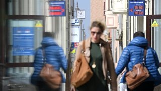 © РИА Новости / Кирилл КаллиниковПерейти в фотобанкРиск дефолта и токсичные активы: что будет после обвала флагманов экономикиК 10:54 курс доллара расчетами "завтра" рос на 2,27 рубля — до 62,93 рубля, курс евро — на 2,6 рубля, до 77,3 рубля.