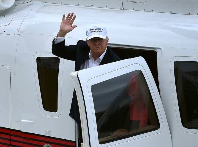 Дональд Трамп - еще кандидат в президенты - выходит из своего именного вертолета. Сейчас президент путешествует на одном из вертолетов Marine One