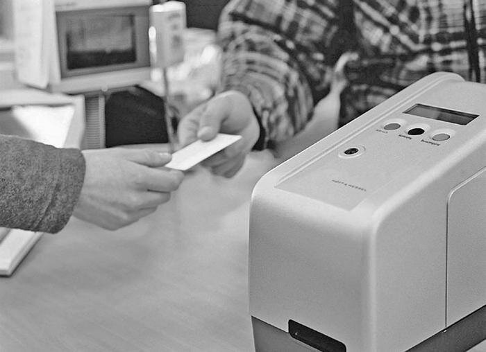 
Кто больше всего подвержен психологической зависимости от кредитов? Чаще всего, кредитоманами становятся люди, всецело одержимые шопингом. Когда заканчиваются свои деньги и сбережения, а потребность в новых покупках все растет, кредитные карточки приобретают для них просто священный смысл. Так количество карточек у кредитоманов порой доходит до нескольких десятков. Постепенно накапливаются непосильные долги, и начинают приходить гневные письма от банков. Выхода из ситуации не видно, ведь сумма долгов во много раз превышает регулярный заработок кредитомана.