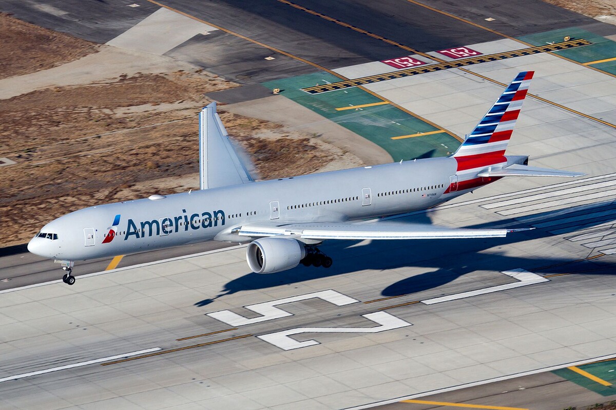 Boeing 777-300ER авиакомпании American Airlines приземляется в аэропорту Лос-Анджелеса