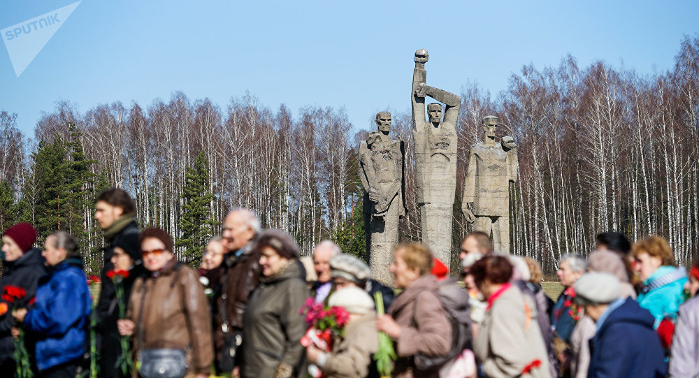  В День освобождения узников нацистских  концлагерей в Саласпилсе собрались дипломаты России и Беларуси,  общественники и, конечно, люди, пережившие ужасы войны; латвийские  власти по-прежнему эту памятную дату игнорируют. Читать далее: https://ru.sputniknewslv.com/Latvia/20180411/7959824/salaspils-den-pamyati.html
Вчера  был Международный день освобождения узников нацистских концлагерей.  Интересно, как это отметили официальные латвийские власти? - А, как всегда, никак!
Апокалипсис
В  середине марта 1945 года Освальд Поль по приказу Гиммлера провел  инспекцию условий содержания в концлагерях. Проезжая в сопровождении  Рудольфа Хёсса и других официальных лиц из ВФХА мимо многочисленных  развалин, он, несомненно, должен был понимать, что конец рейха близок.  Однако не замедлил темпа этой «безумной инспекции», как назвал ее Хёсс.  «В меру моих сил я посетил все лагеря», – вспоминал Поль впоследствии. В  конечном итоге он осмотрел полдесятка или более основных лагерей в  границах довоенной Германии[3101].
Ситуация внутри этих  концентрационных лагерей, трещавших по швам от массы заключенных из  недавно эвакуированных лагерей, резко ухудшилась. За первые три месяца  1945 года в Бухенвальде было зафиксировано больше смертей, чем за 1943 и  1944 годы, вместе взятые. Несмотря на то что несколько крематориев  работали день и ночь, горы трупов продолжали расти. В Дахау в феврале  1945 года тысячи заключенных похоронили в братских могилах на холме,  поблизости от главного лагеря, потому что печи уже не справлялись.  Умирало так много заключенных, отметил в своем дневнике на 25 февраля  1945 года узник Дахау Нико Рост, что оставшиеся в живых просто не  успевали оплакивать своих друзей[3102].
Освальд Поль стал свидетелем  этого массового вымирания в марте 1945 года во время своих приездов в  концлагеря. Хуже всего, по признанию Поля (и его высокопоставленные  подчиненные с ним согласились), дела обстояли в Берген-Бельзене. Там,  когда комендант Крамер провел их по территории лагеря, они увидели массы  изможденных заключенных и горы трупов. Как и везде в ходе инспекционной  поездки, чиновники из высшего руководства ВФХА отреагировали на это  различными приказами и циркулярами в адрес администрации лагерей.  Несентиментальный Рудольф Хёсс предложил, исходя из собственного опыта,  практические советы по массовой кремации. А сам Поль дал  маловразумительные указания о добавлении в рацион заключенных трав и  ягод из близлежащих лесов, а также воспользовался последними встречами с  администрацией Берген-Бельзена и других концлагерей для обсуждения  планов эвакуации и не оставлявших эсэсовцев замыслов массовых  убийств[3103].
История нацистских концлагерей (A History of the Nazi Concentration Camps). Николаус Вахсман. 