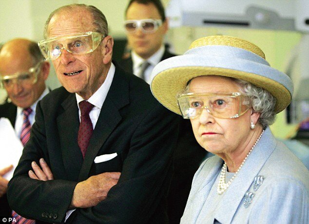 Королевская пара на демонстрации лазерной хирургии в University College Hospital в Лондоне