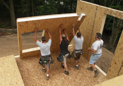        Нельзя сказать, что СИП панели – это новый строительный материал. Но сейчас строительство из СИП панелей частных жилых домов начало набирать обороты, так как строительство из СИП панелей имеет ряд преимуществ, перекрывающие их недостатки: 
1.      Строить дом можно даже при минусовой температуре.
2.      Очень хорошая теплоизоляция, звукоизоляция при малой толщине стены (СИП панели).
3.      Низкая нагрузка на фундамент дома, дом можно даже поставить на сваи, что удобно, если район постройки периодически подтапливается.
4.      Низкая цена по сравнению кирпичом или блоком.
5.      Панели устойчивы к действию плесени, грибка.