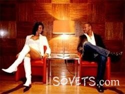 Сексуальная девушка на стуле привлекает внимание мужчины