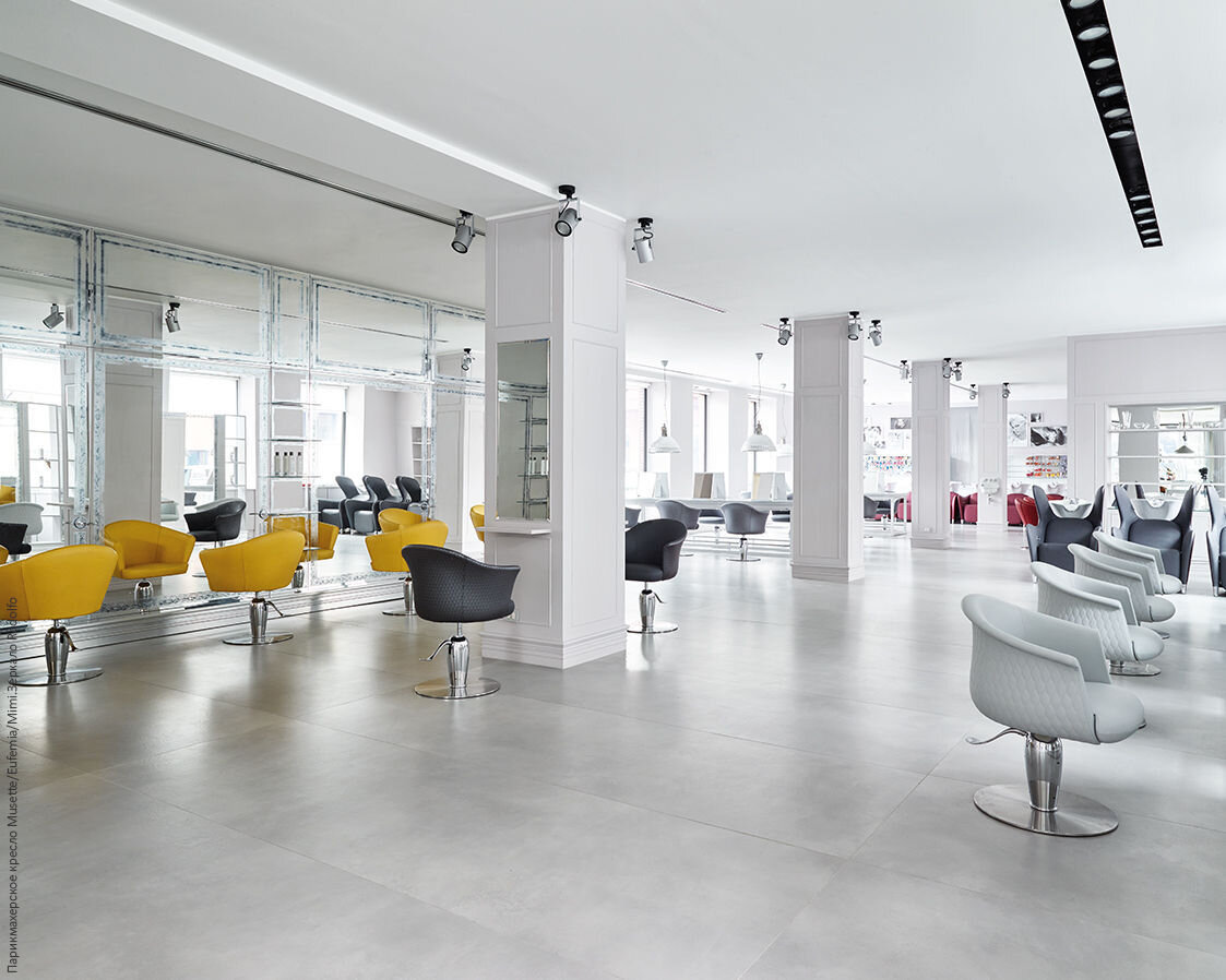 Жёлтые парикмахерские кресла, белые стёганные кресла, колонны в интерьере, интерьер, салона красоты, большое настенное зеркало, дизайнерская мебель