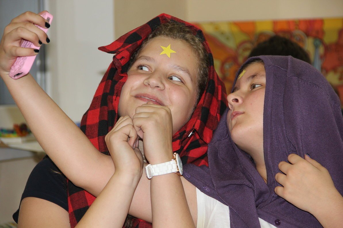 На фото ученицы Школы Дизайна "Мальчик.ru" Дружина Елизавета и Перевозчикова София