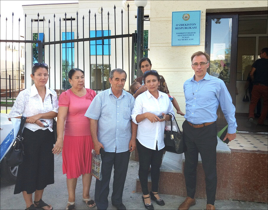 Агзам Тургунов возле здания суда с «группой поддержки». Фото Татьяны Довлатовой
