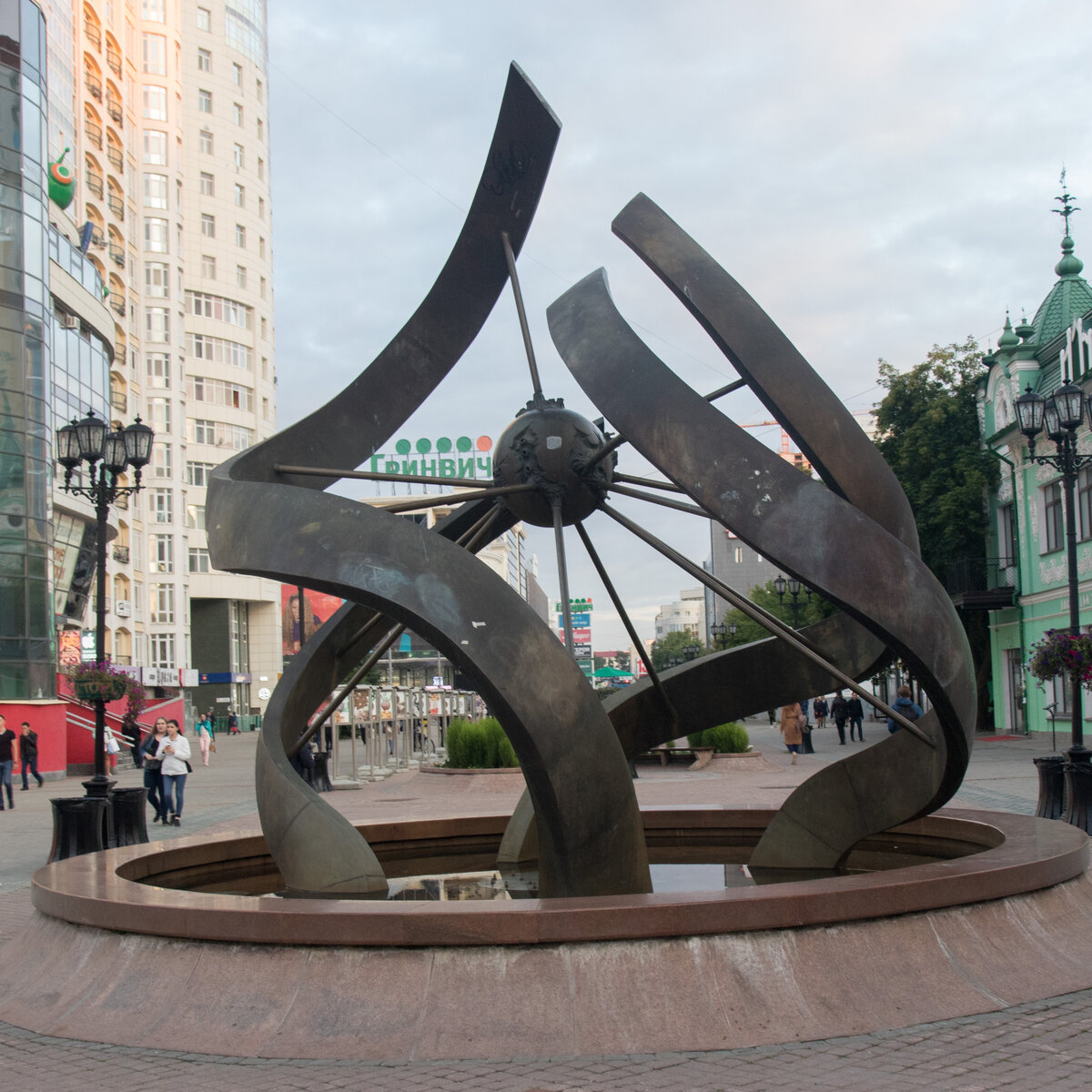 Памятники на Вайнера в Екатеринбурге