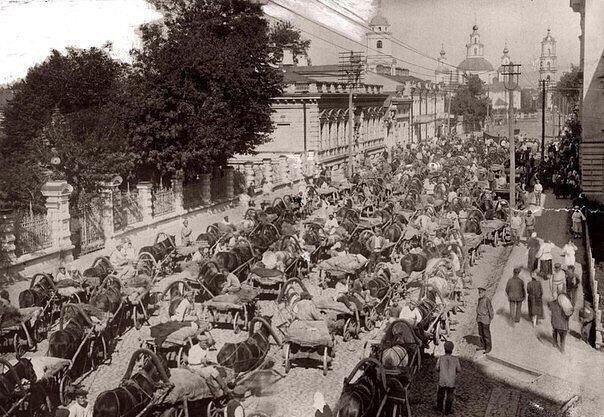 А вот Вам пробка из гужевого транспорта. Ничего не напоминает? Мы сегодня кривимся от запаха выхлопных газов из автомобилей, а раньше было лучше?  А ведь лошадь могла еще и укусить или лягнуть...