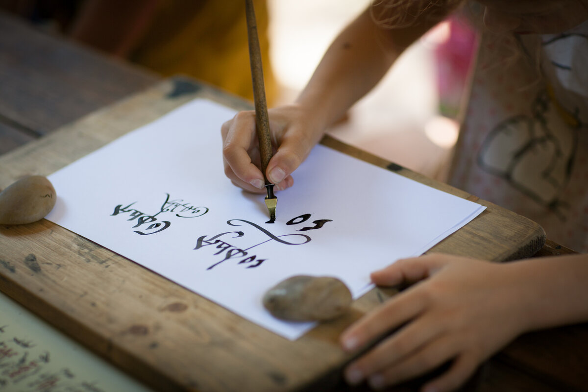 На фестивале "Времена и Эпохи" в Москве София учится писать на древнерусском языке.