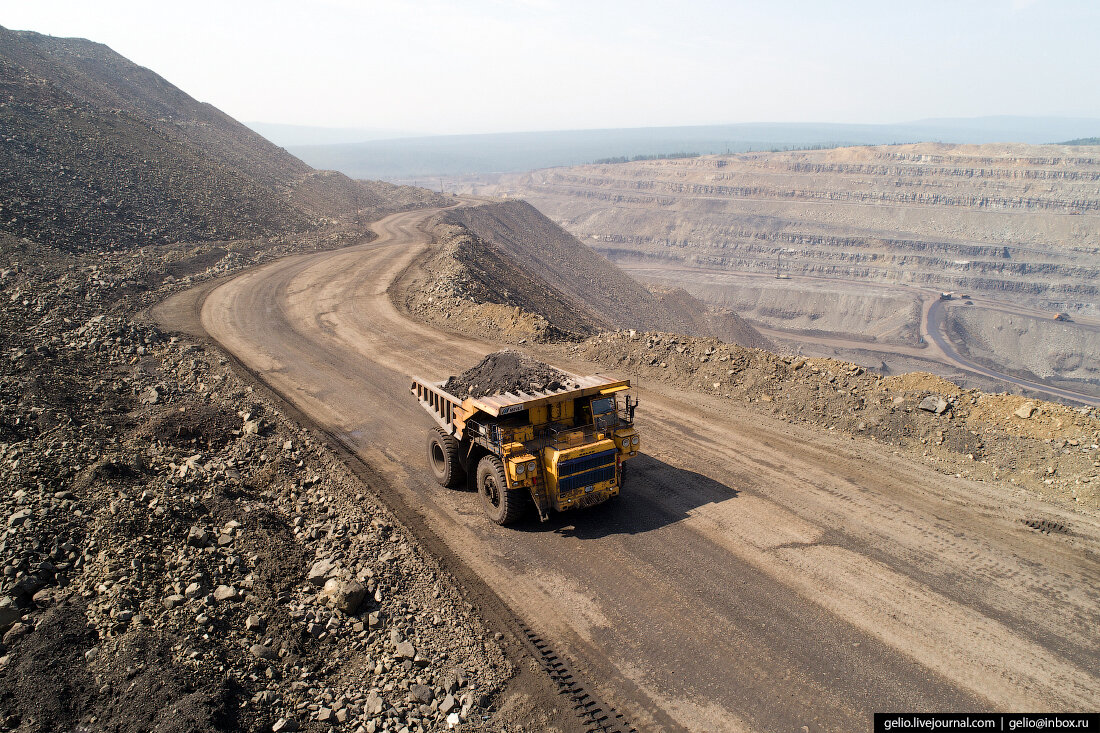 Якутия уголь. Якутия нерюнгри угольный разрез. Угольный разрез якутия якутуголь. Якутия нерюнгри угольный разрез. Нерюнгри карьер угольный.