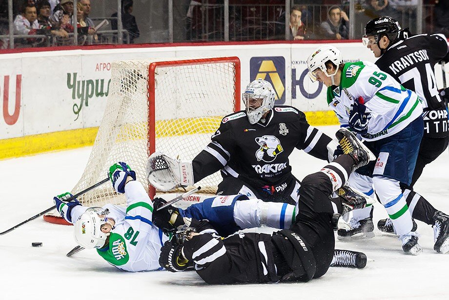 Кубок гагарина салават юлаев и трактор. Драка в матче салават трактор. Салават юлаев хмелевски. «авангард» обыграл «салават юлаев». Салават юлаев ак барс драка.