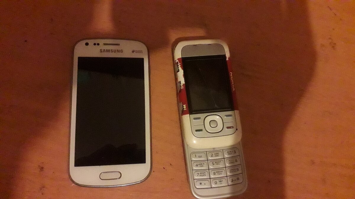 У первого не работает вход зарядки. Скорее всего почему его выкинули. Но при этом вставив в него заряженную батарейку, телефон включился и заработал. Нокия даже не включается.