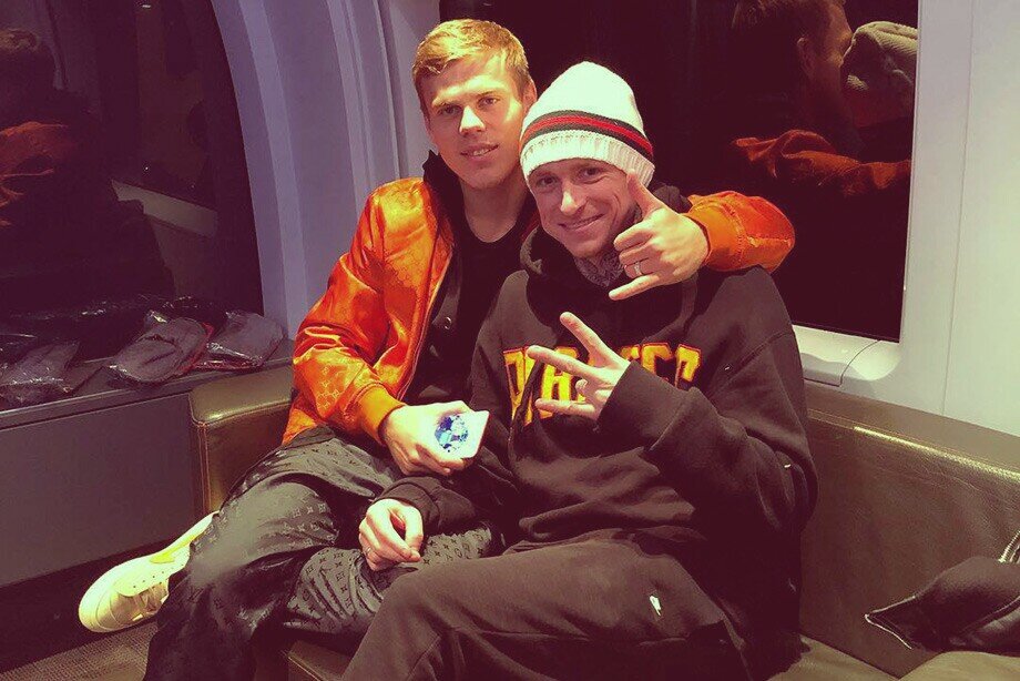 Александр Кокорин и Павел Мамаев вне работы. Интересно, что означают их жесты?