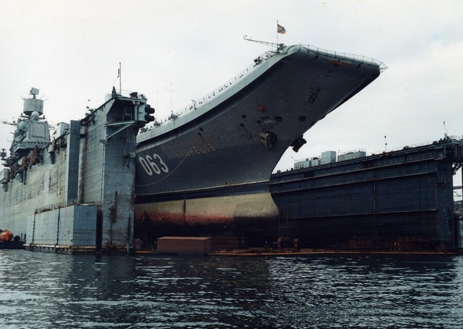 ТАВКР "Адмирал Кузнецов" в доке ПД-50 / Фото: 82 СРЗ 