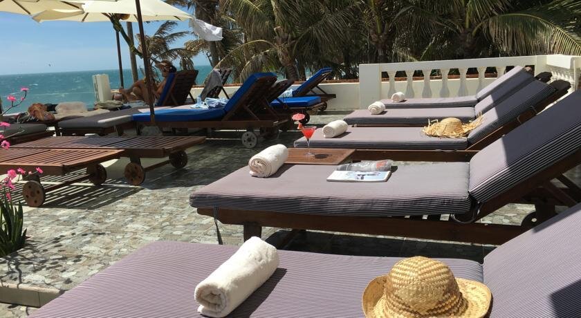 Вьетнам / Фантхиет /Лежаки у баассейна