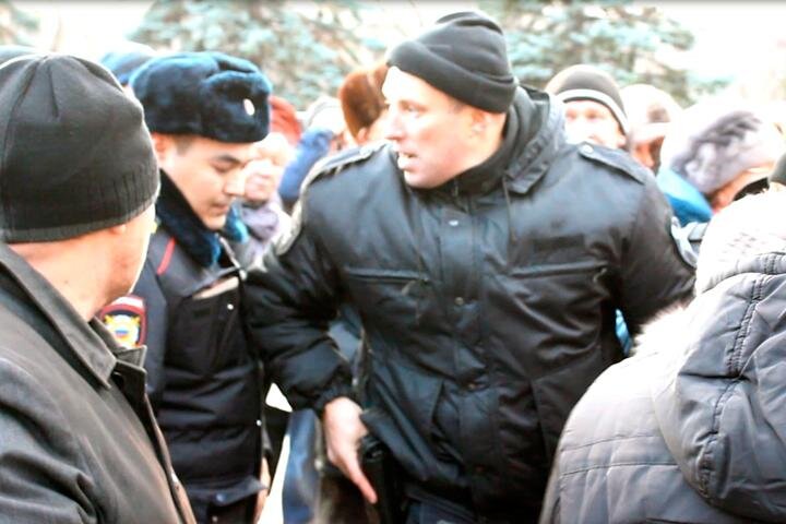 и известны некоторые подробности задержания на митинге в Абакане помощника депутата Госдумы Афонина Алексея Мурата. Как и ожидалось, на митинге в Хакасии не обошлось без провокаций. 
Как передает с места событий корреспондент 19rus.info, когда митинг уже близился к завершению, к полицейским, дежурившим на мероприятии, подошла корреспондента красноярской «Примы», некая Кольт (кстати, что она тут делает?). Дамочка-"провокаторша" стала утверждать, что представитель штаба Валентина Коновалова разбил ей камеру. Об этом же говорил и ее оператор. Странно, но в целой толпе не нашлось свидетелей инцидента.

Когда полиция попыталась задержать предполагаемого нарушителя, толпа начала его отбивать. Сотрудники ОМОН Росгвардии стали хвататься за табельное оружие (на стоп-кадре видео с места событий - именно этот момент). Тогда переговорщиком выступил саратовский депутат Бондаренко.

В результате была достигнута договоренность, кровавой стычки удалось избежать.