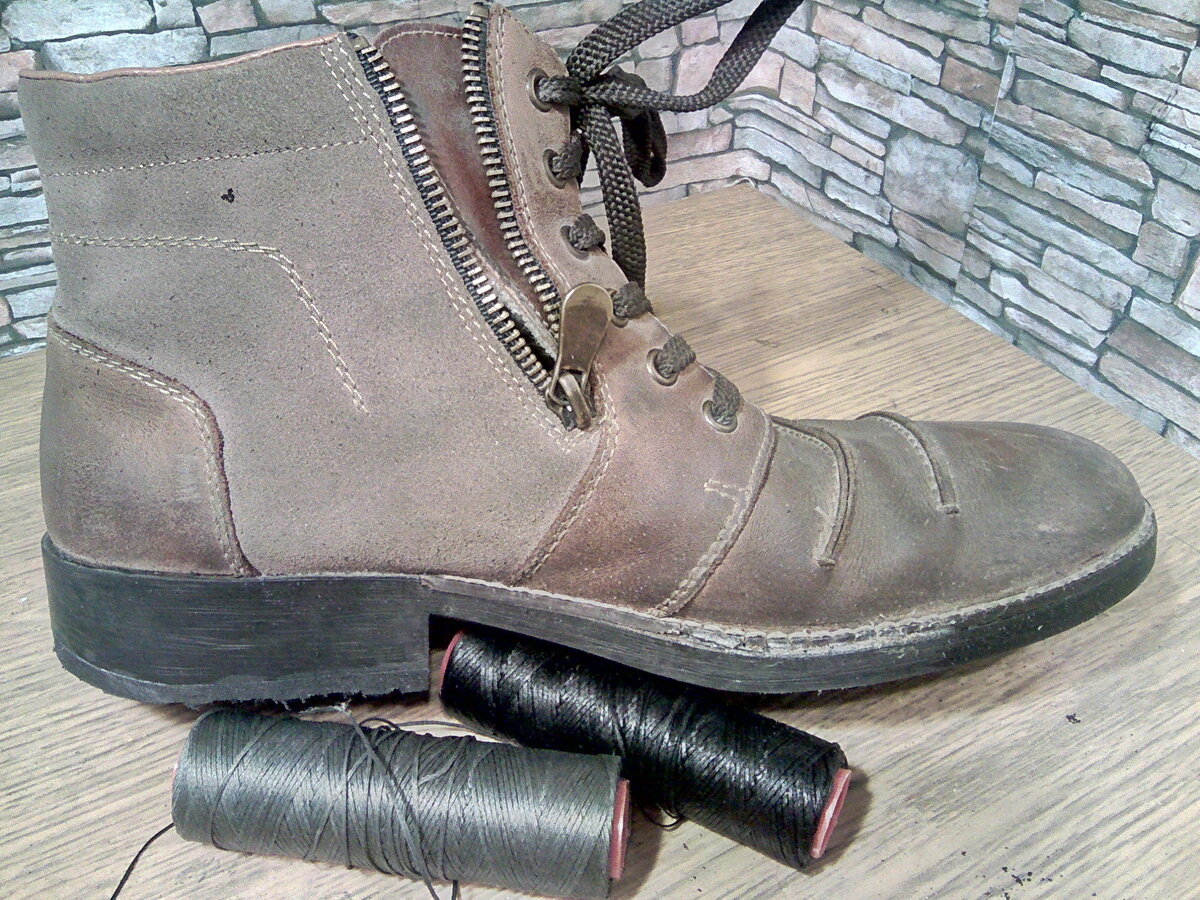 Подберём нитки. Серая всё же подходит меньше. Будем шить чёрной.