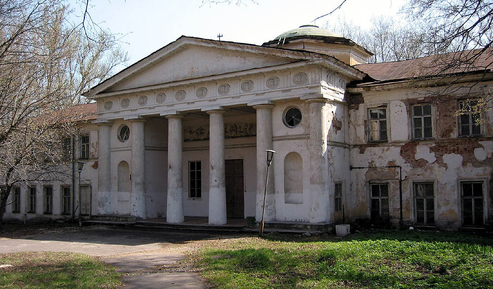 парадный вход ВИЭВ в Кузьминках