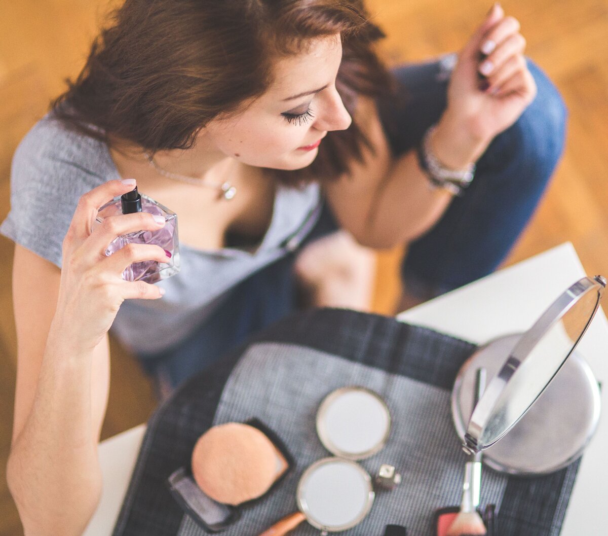  www.pexels.com/photo/closeup-of-a-young-woman-applying-perfume-6404/