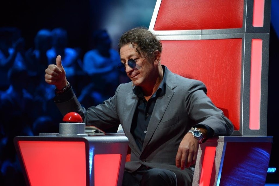  Шоу «Голос» – это российская версия вокального проекта The Voice, представленного в 50 странах . Не только  идеи и формата программы, продюсеры российского шоу переняли ещё и характерную заставку в виде руки, удерживающей микрофон и демонстрирующей символ победы.