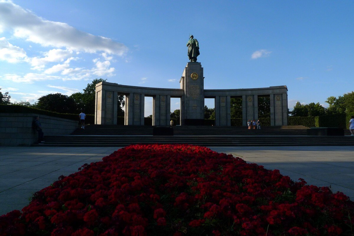 Советский мемориал. Тиргартен парк мемориал. Мемориал павшим советским воинам в Тиргартене в Берлине. Берлин Тиргартен памятник советскому солдату. Мемориальный комплекс в Тиргартене.